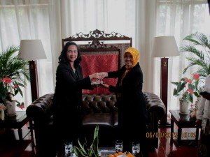 Ida Puspita, M.A.Res. (Director of International Office UAD) meets Monamaria Bonifasia (one of representatives General Consulate Republic of Indonesia in Guangzhou. 