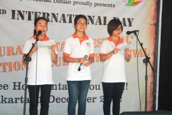 3+1 joint Degree Students of GXUN reading poems on stage